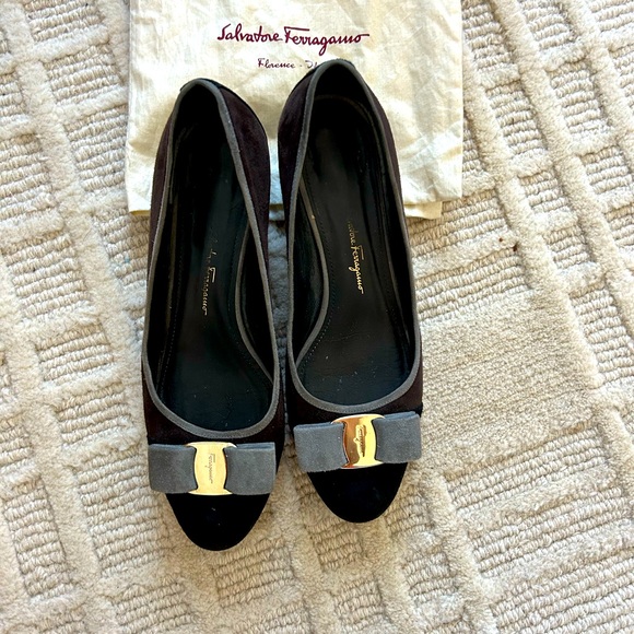 Ferragamo Vara 6.5B Black/grey suede pumps - Picture 2 of 6